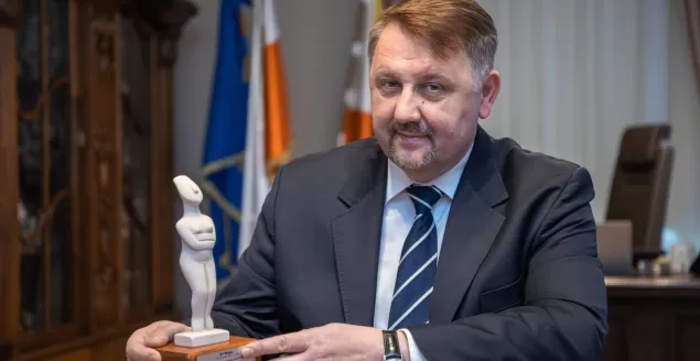 Prezydent Bielska-Białej Jarosław Klimaszewski z festiwalową nagrodą