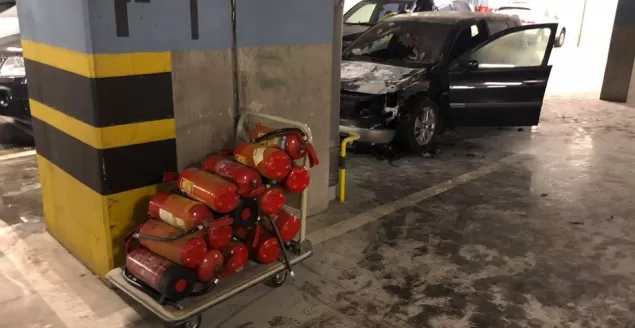 Pożar samochodu na parkingu galerii