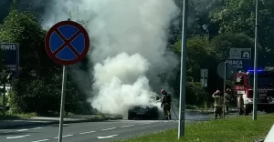 Pożar samochodu na ul. Partyzantów. Trwa gaszenie, nie ma możliwości przejzdu