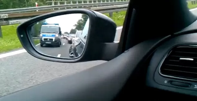 policja blokuje pas ruchu