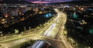 Nocny widok na Al.Andersa w stronę Osiedla Karpackiego