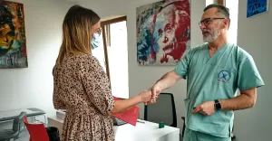 Jak rozpoznać pierwsze objawy żylaków i kiedy warto udać się do specjalisty?
