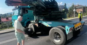 Krakowska nieprzejezdna. Odpięta naczepa ciężarówki zderzyła się z osobówką!
