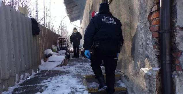 Pomogli już 187 osobom. Straż miejska wspiera bezdomnych