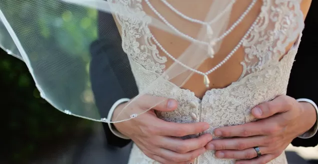 Sukienki weselne w rozmiarze plus size - jak wybrać tę idealną?