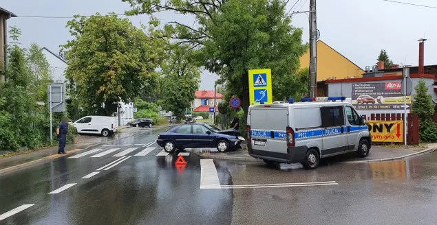 Poślizg zakończony uderzeniem w drzewo. Niebezpiecznie na Karpackiej