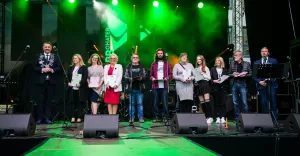 Na zdjęciu laureaci poprzedniej edycji akcji BBohaterowie z prezydentem Jarosławem Klimaszewskim na scenie