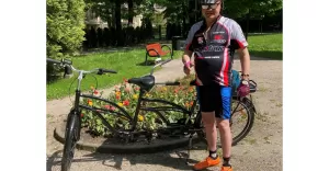 Na zdjęciu Mateusz Markwat i jego rower,