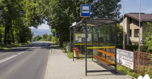 Zmiany na przystankach. Wyremontowana wiata i nowe ławki