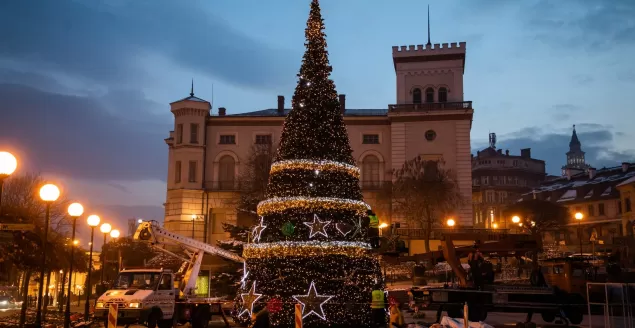 Piętnastometrowa choinka już zdobi bielski plac Chrobrego