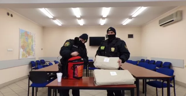 strażnicy miejscy przekazali bezdomnym koce