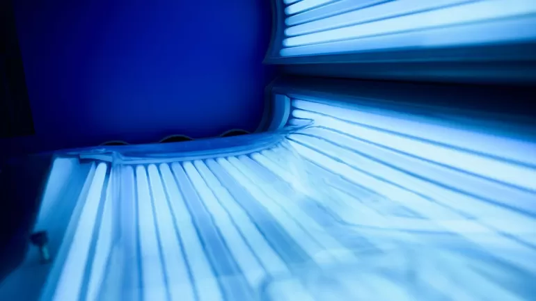 Solarium w salonie kosmetycznym vs. domowe urządzenia