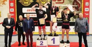 Pokonywał dorosłych zawodników mając 14 lat. Osiąga kolejne sukcesy