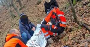 Mundurowi z prewencji pomogli 60-letniej kobiecie, która złamała nogę wchodząc na Kozią Górkę