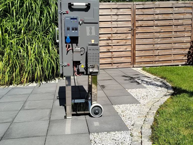 Wędzarnie Pietrzyk wyposażone są w regulator i generator dymu
