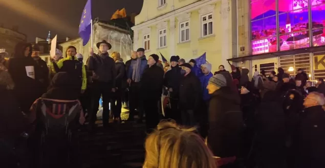 Bielszczanie protestowali przeciwko "lex TVN". Pikieta na pl. Chrobrego