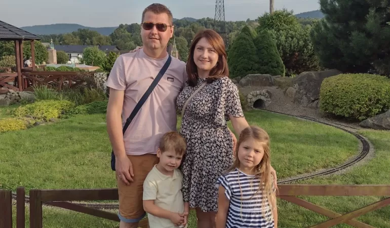 Łukasz Wiatrak wraz żoną i dwójką dzieci