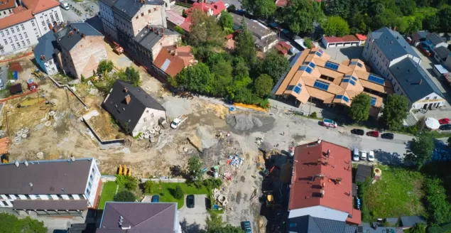Deszczowy lipiec i infrastruktura podziemna opóźniają budowę ronda