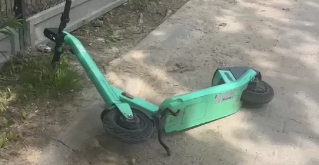 Przewrócone hulajnogi powiedzą "dziękuję!", kiedy je podniesiesz