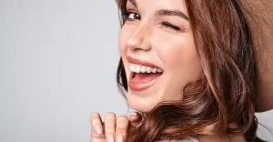 portret mlodego stylowego modelu smiechu