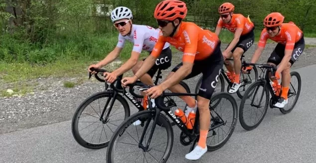 Kolarze CCC Team na beskidzkich drogach