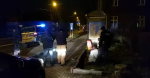 Z nożem na interweniujących policjantów