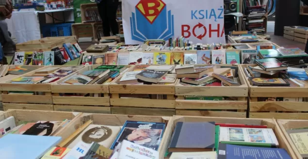 kiermasz książek. książka