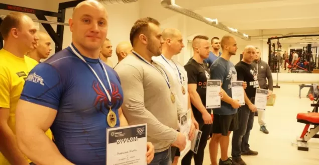 policjant siłacz