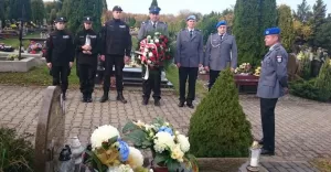 Policjanci i uczniowie klasy policyjnej