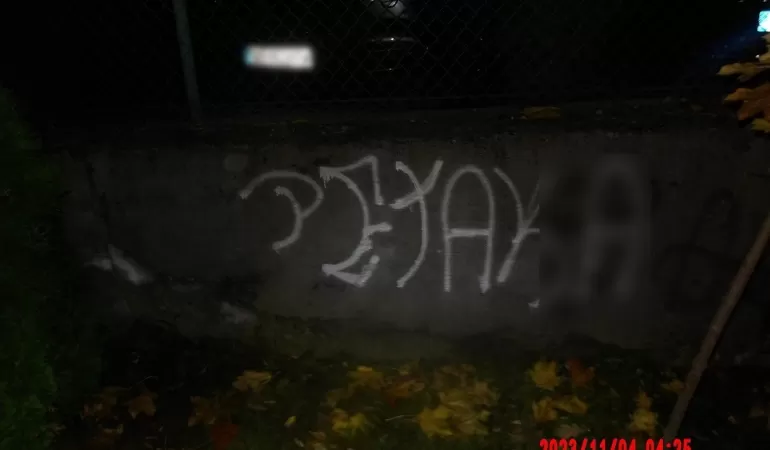 Bazgrali sprayem po murze. Strażnicy miejscy zatrzymali dwóch młodych mężczyzn