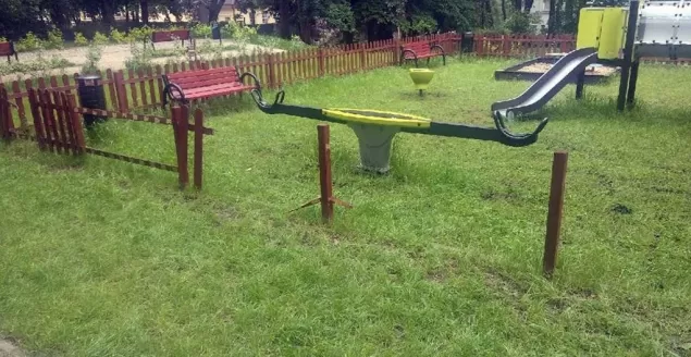Nowy plac zabaw "Szósty zmysł" padł ofiarą wandali
