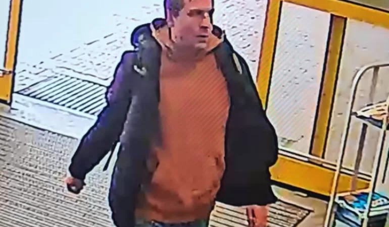 Policja szuka mężczyzny, który dokonał kradzieży z użyciem przemocy