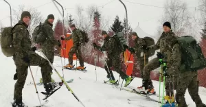 Żołnierze z bielskiego 18 bpd zamienili spadochrony na skitury - 13.01.2020