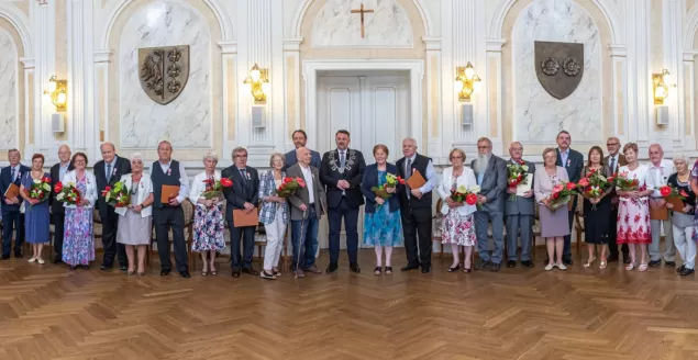W sali sesyjnej Ratusza prezydent Bielska-Białej Jarosław Klimaszewski spotkał się z małżonkami, którzy przeżyli ws