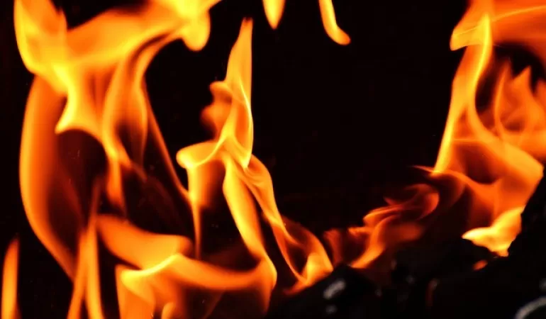 rozgrzany węgiel palący się w grillu węglowym