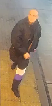 Policja poszukuje sprawcy zniszczenia tablicy przystankowej na ul. Cieszyńskiej