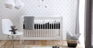 Drewniane meble w pokoju niemowlaka. Na co zwrócić uwagę?