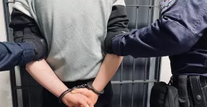 26-letni wandal doprowadzany do policyjnego aresztu