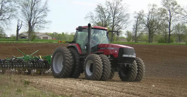 traktor,ciągnik,rolnik,rolnictwo,pole,rola,uprawa