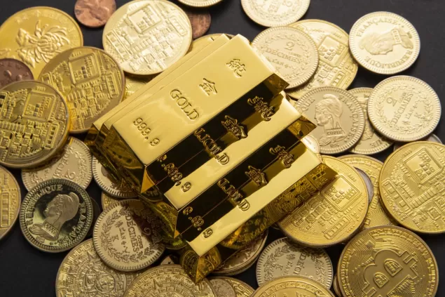 strzal zblizenie stosu blyszczacych zlotych monet i sztabek