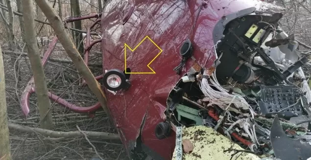 Kadłub śmigłowca Bell 429 na miejscu wypadku - widoczny wypuszczony reflektor do lądowania (pokazany żółtą strza