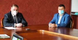 Prezydent Jarosław Klimaszewski i z-ca prezydenta Piotr Kucia podczas konferencji w sprawie konkursu