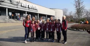 Zawodniczki i zawodnicy bielskiego klubu Atemi z medalami międzynarodowych zawodów