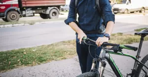 Rowerzyści oświetleni i widoczni na drodze. Wspólna akcja Caritasu i policji