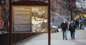 Obok zrekonstruowanego mostu stanęła tablica o jego historii