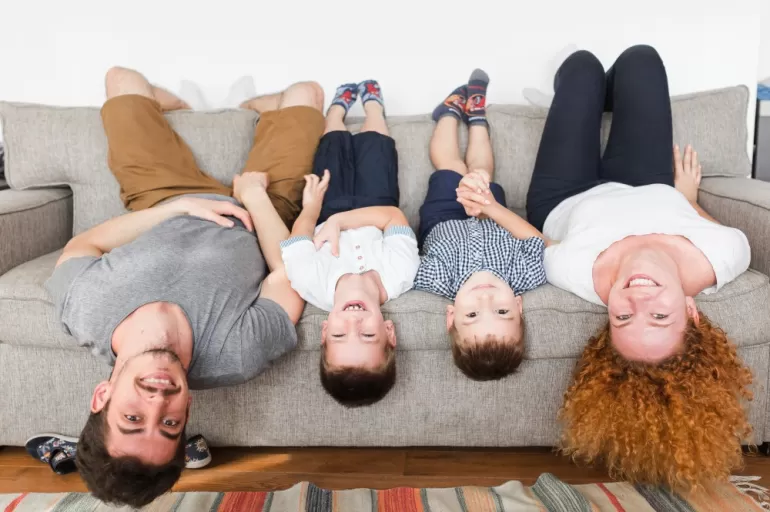 Duża rodzina to duża sofa - zobacz, jak wybrać kanapę do swojego salonu!