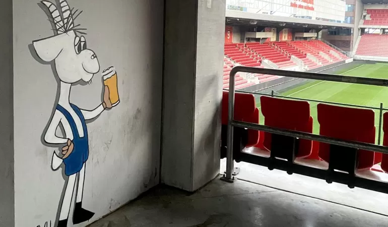Postać Koziołka ubranego w barwy Lecha Poznań