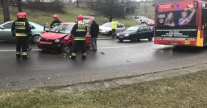 Zderzenie autobusu MZK i samochodu osobowego