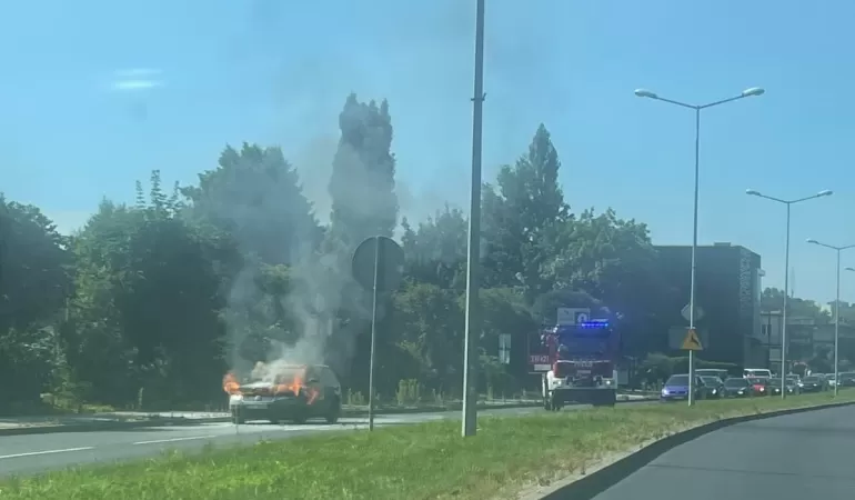 Pożar samochodu na ul. Partyzantów. Trwa gaszenie, brak przejazdu