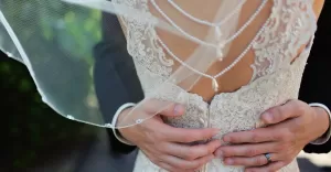 Sukienki weselne w rozmiarze plus size - jak wybrać tę idealną?